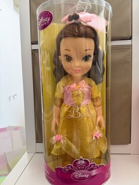 BELLE Figure Disney Store Exclusive.
NEW OPEN BOX NEVER TAKEN OUT THE BOX